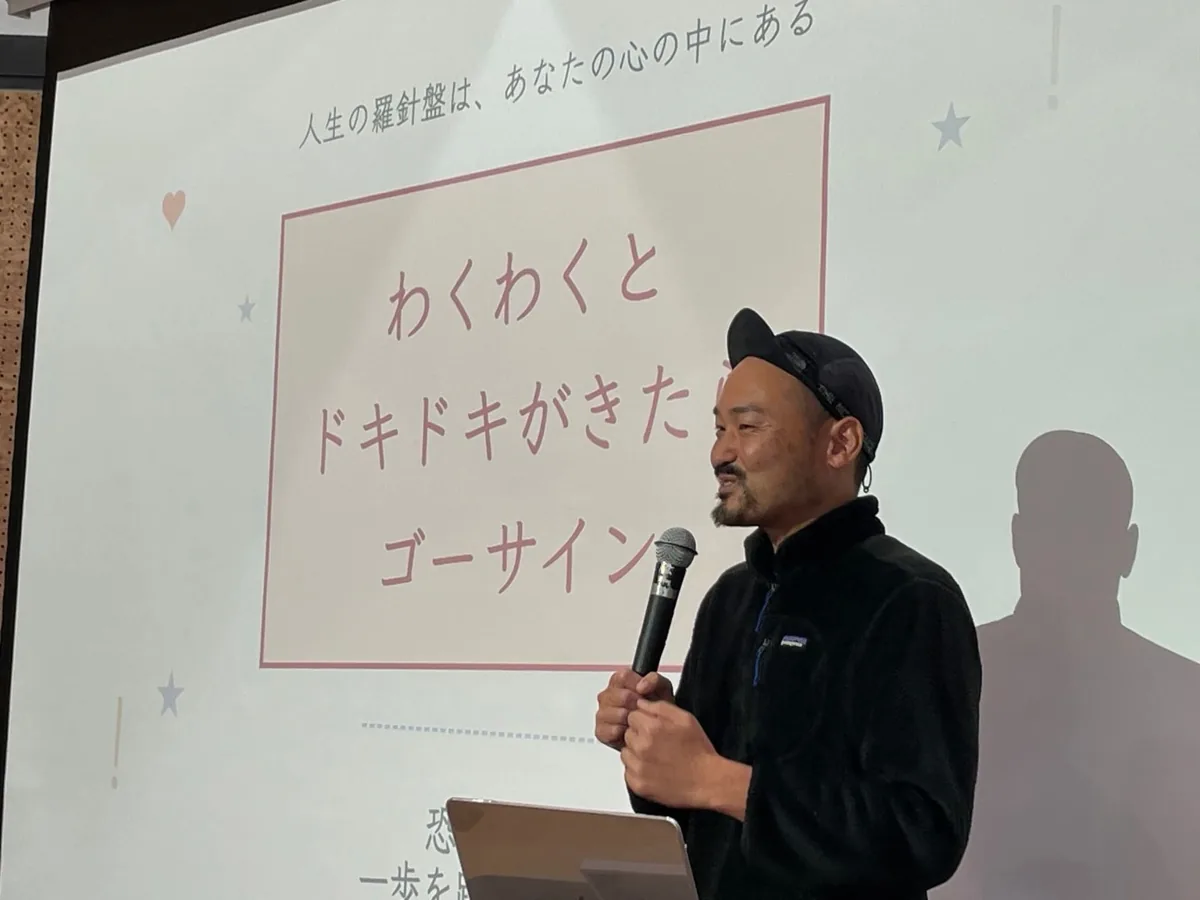 会場で旅のお話をするらんぼう